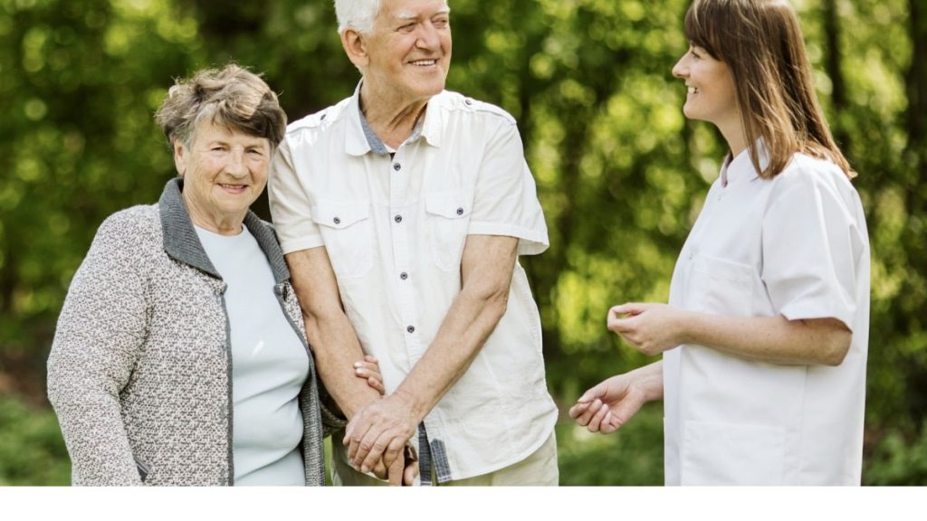 پزشک با مرد بیمار وهمسرش صحبت می کند