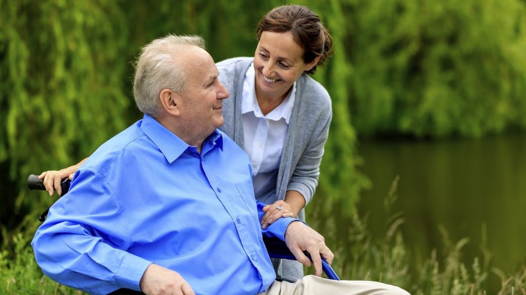 خانمی که با لبخند با بیمار صحبت می کند