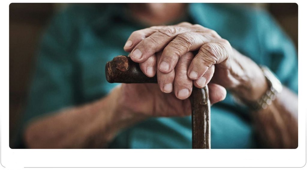 عصا و دستان مرد سالخورده
