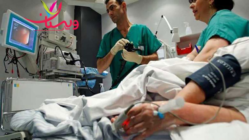 بهترین متخصص کلونوسکوپی پزشکی در حال انجام کلونوسکوپی یک بیمار