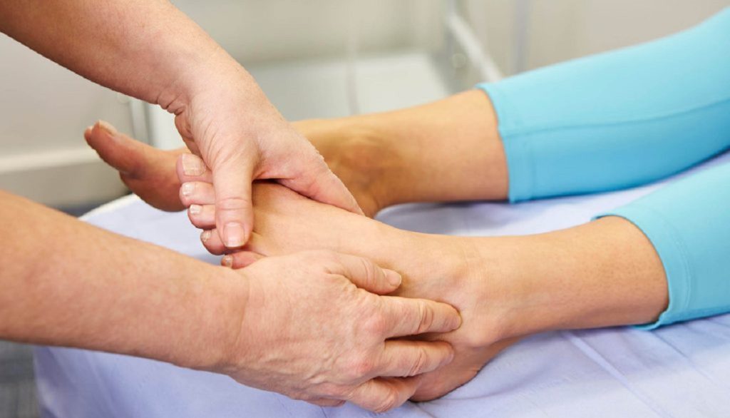 معاینه مچ پا بیمار توسط پزشک